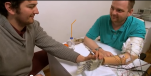 Une main artificielle redonne le toucher à un amputé